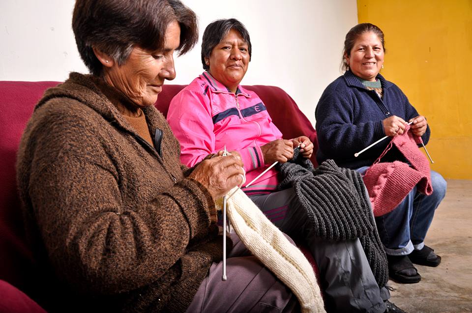 The knitting women of expand Peru